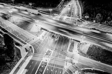 Hava manzaralı mükemmel gece yolu, gece trafiğinde en üst manzara. renk tonu etkisi. Siyah ve beyaz