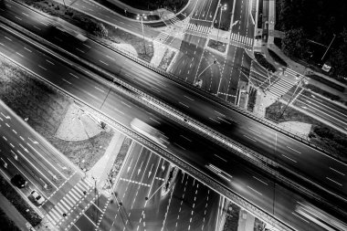 Hava manzaralı mükemmel gece yolu, gece trafiğinde en üst manzara. renk tonu etkisi. Siyah ve beyaz