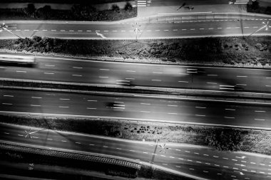 Hava manzaralı mükemmel gece yolu, gece trafiğinde en üst manzara. renk tonu etkisi. Siyah ve beyaz