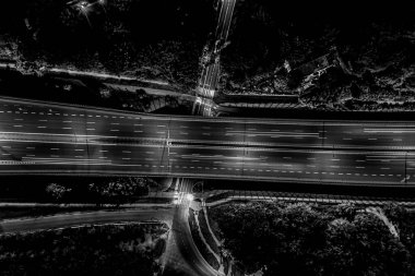 Hava manzaralı mükemmel gece yolu, gece trafiğinde en üst manzara. renk tonu etkisi. Siyah ve beyaz
