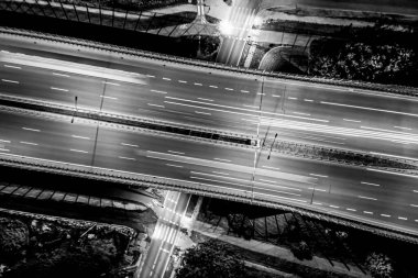 Gece vakti Megacity Karayolu 'nda Şangay' da hafif patikalar var. Siyah ve beyaz