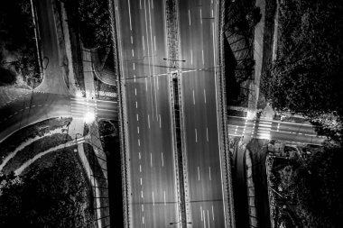 Gece vakti Megacity Karayolu 'nda Şangay' da hafif patikalar var. Siyah ve beyaz