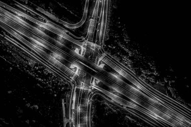 Gece vakti Megacity Karayolu 'nda Şangay' da hafif patikalar var. Siyah ve beyaz