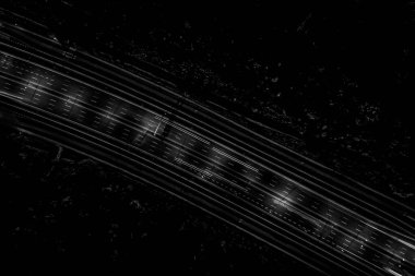 Hava manzaralı mükemmel gece yolu, gece trafiğinde en üst manzara. renk tonu etkisi. Siyah ve beyaz