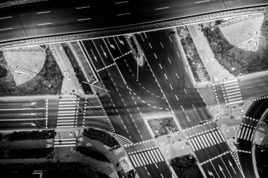 Hava manzaralı mükemmel gece yolu, gece trafiğinde en üst manzara. renk tonu etkisi. Siyah ve beyaz