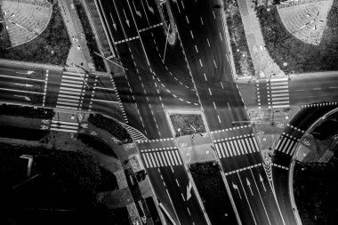 Hava manzaralı mükemmel gece yolu, gece trafiğinde en üst manzara. renk tonu etkisi. Siyah ve beyaz