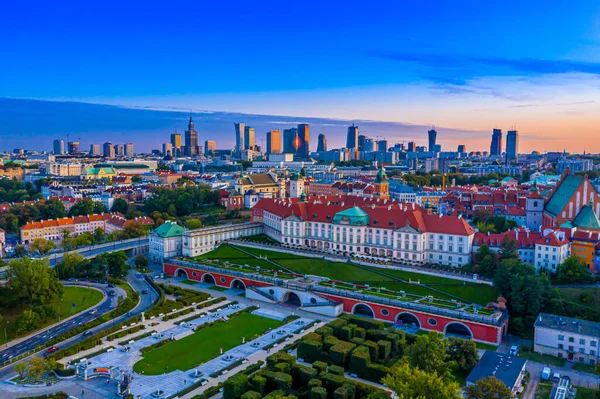 Eski şehrin çatılarından Varşova 'nın merkezine, kültür ve bilim sarayına, modern gökdelenlere ve Krakowskie Przedmies' e güzel panoramik manzara. Hava görüntüsü. Gün batımı