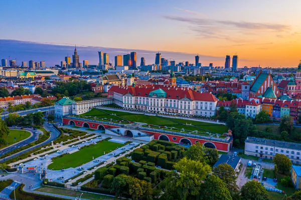 Eski şehrin çatılarından Varşova 'nın merkezine, kültür ve bilim sarayına, modern gökdelenlere ve Krakowskie Przedmies' e güzel panoramik manzara. Hava görüntüsü. Gün batımı