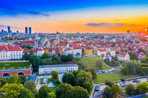 Eski şehrin çatılarından Varşova 'nın merkezine, kültür ve bilim sarayına, modern gökdelenlere ve Krakowskie Przedmies' e güzel panoramik manzara. Hava görüntüsü. Gün batımı