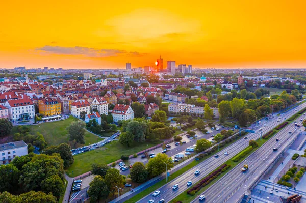 Eski şehrin çatılarından Varşova 'nın merkezine, kültür ve bilim sarayına, modern gökdelenlere ve Krakowskie Przedmies' e güzel panoramik manzara. Hava görüntüsü. Gün batımı