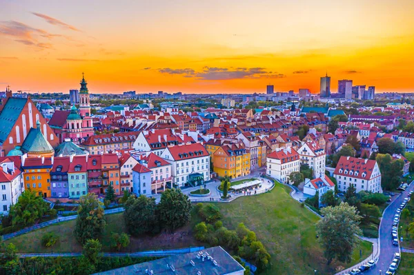 Varşova Şehri 'nin gökdelenleri ve Varşova' nın pazar meydanı ve bir deniz kızı heykeli, Polonya, AB