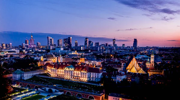 Eski Varşova şehrinde eski binaların, kalelerin ve kilisenin havadan görünüşü. Varşova 'nın eski kasabasındaki eski binaların ve mimarinin şehri. Gece vakti.