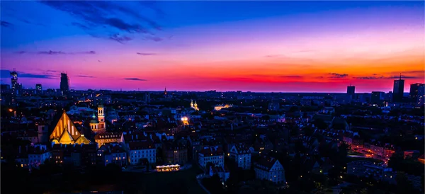 Eski Varşova şehrinde eski binaların, kalelerin ve kilisenin havadan görünüşü. Varşova 'nın eski kasabasındaki eski binaların ve mimarinin şehri. Gece vakti.