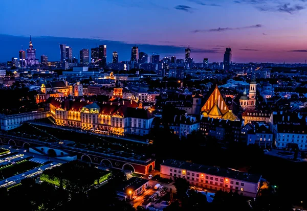 Eski Varşova şehrinde eski binaların, kalelerin ve kilisenin havadan görünüşü. Varşova 'nın eski kasabasındaki eski binaların ve mimarinin şehri. Gece vakti.