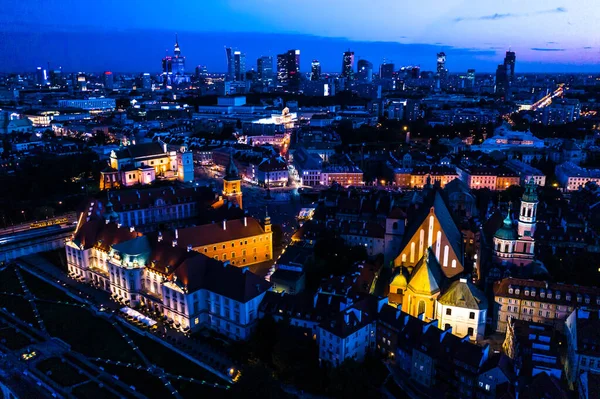 Varşova, Polonya Şehir Merkezi, gece eski kasaba pazar meydanındaki tarihi mimari binaların havadan görüş açısının çok üstünde.