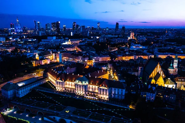 Varşova, Polonya Şehir Merkezi, gece eski kasaba pazar meydanındaki tarihi mimari binaların havadan görüş açısının çok üstünde.