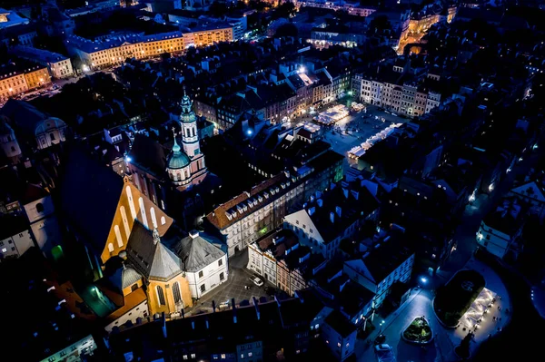 Varşova 'nın eski kasabasındaki eski binaların ve mimarinin şehri. Eski Varşova şehrinde eski binaların, kalelerin ve kilisenin havadan görünüşü.