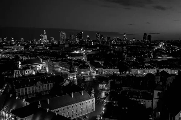 Varşova 'nın eski kasabasındaki eski binaların ve mimarinin şehri. Eski Varşova şehrinde eski binaların, kalelerin ve kilisenin havadan görünüşü.