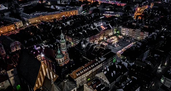 Varşova 'nın eski kasabasındaki eski binaların ve mimarinin şehri. Eski Varşova şehrinde eski binaların, kalelerin ve kilisenin havadan görünüşü.