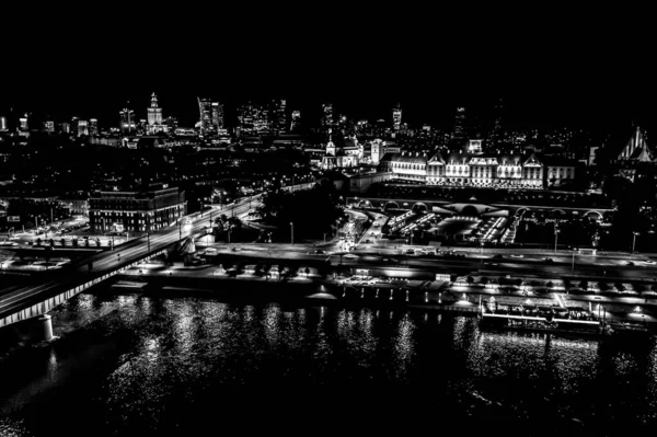 Eski Varşova şehrinde eski binalar, kaleler ve bir kilisenin siyah beyaz hava manzarası. Varşova 'nın eski kasabasındaki eski binaların ve mimarinin şehri. Gece vakti.