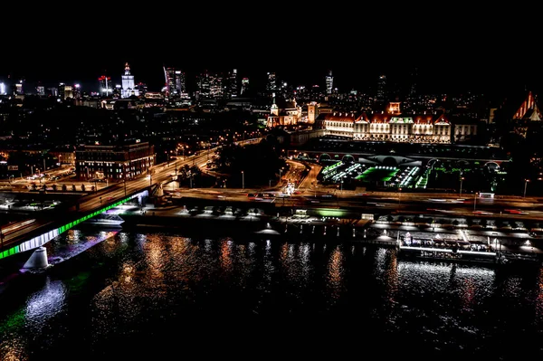 Eski Varşova şehrinde eski binaların, kalelerin ve kilisenin havadan görünüşü. Varşova 'nın eski kasabasındaki eski binaların ve mimarinin şehri. Gece vakti.