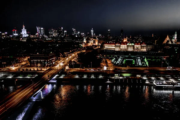 Eski Varşova şehrinde eski binaların, kalelerin ve kilisenin havadan görünüşü. Varşova 'nın eski kasabasındaki eski binaların ve mimarinin şehri. Gece vakti.