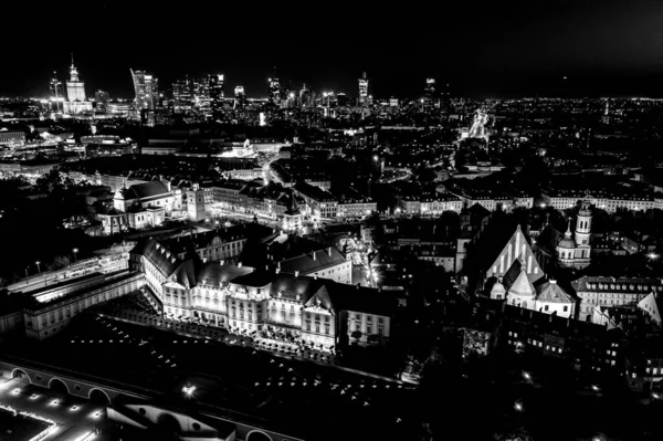 Eski Varşova şehrinde eski binalar, kaleler ve bir kilisenin siyah beyaz hava manzarası. Varşova 'nın eski kasabasındaki eski binaların ve mimarinin şehri. Gece vakti.