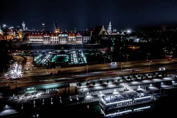 Eski Varşova şehrinde eski binaların, kalelerin ve kilisenin havadan görünüşü. Varşova 'nın eski kasabasındaki eski binaların ve mimarinin şehri. Gece vakti.