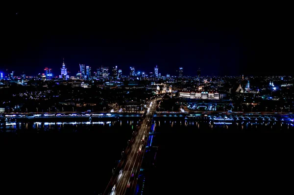 Eski Varşova şehrinde eski binaların, kalelerin ve kilisenin havadan görünüşü. Varşova 'nın eski kasabasındaki eski binaların ve mimarinin şehri. Gece vakti.