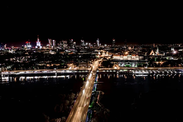 Eski Varşova şehrinde eski binaların, kalelerin ve kilisenin havadan görünüşü. Varşova 'nın eski kasabasındaki eski binaların ve mimarinin şehri. Gece vakti.