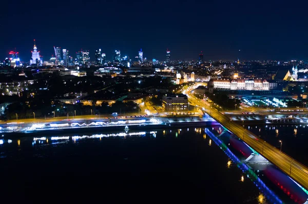 Varşova, Polonya Şehir Merkezi, gece eski kasaba pazar meydanındaki tarihi mimari binaların havadan görüş açısının çok üstünde.