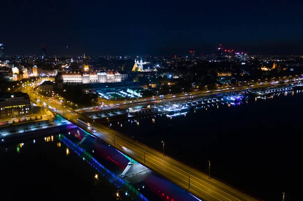 Varşova, Polonya Şehir Merkezi, gece eski kasaba pazar meydanındaki tarihi mimari binaların havadan görüş açısının çok üstünde.
