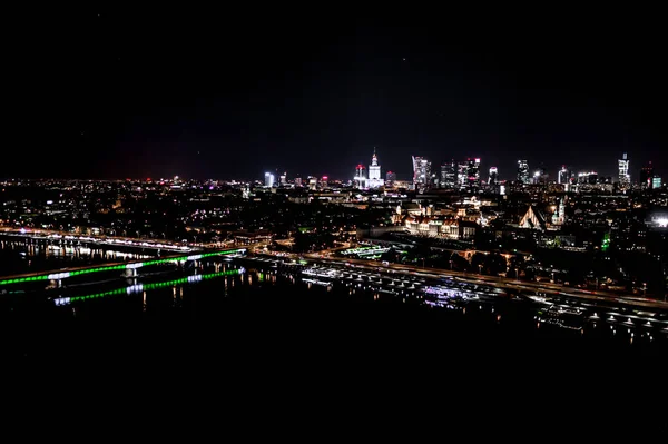Varşova, Polonya Şehir Merkezi, gece eski kasaba pazar meydanındaki tarihi mimari binaların havadan görüş açısının çok üstünde.