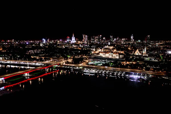 Varşova, Polonya Şehir Merkezi, gece eski kasaba pazar meydanındaki tarihi mimari binaların havadan görüş açısının çok üstünde.