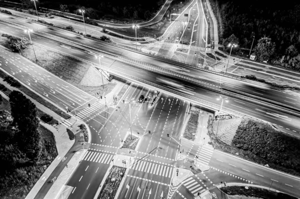 Hava manzaralı mükemmel gece yolu, gece trafiğinde en üst manzara. renk tonu etkisi. Siyah ve beyaz