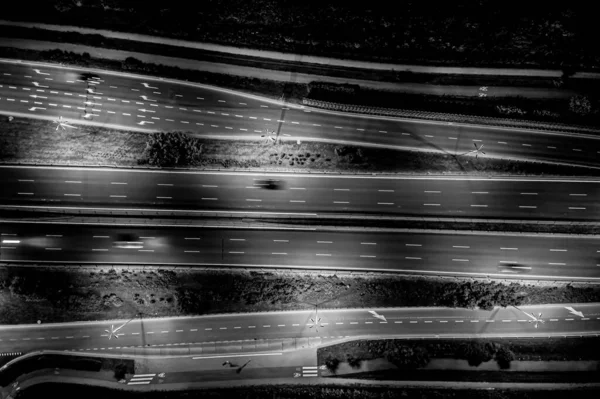 Hava manzaralı mükemmel gece yolu, gece trafiğinde en üst manzara. renk tonu etkisi. Siyah ve beyaz