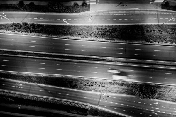 Hava manzaralı mükemmel gece yolu, gece trafiğinde en üst manzara. renk tonu etkisi. Siyah ve beyaz