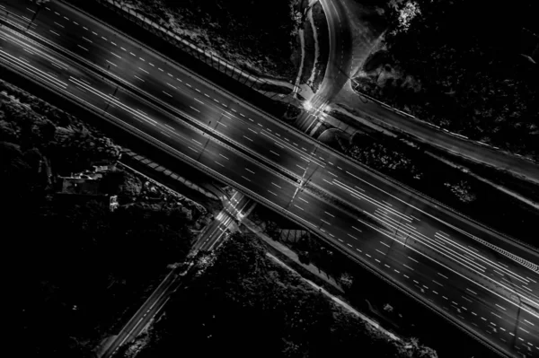 Hava manzaralı mükemmel gece yolu, gece trafiğinde en üst manzara. renk tonu etkisi. Siyah ve beyaz