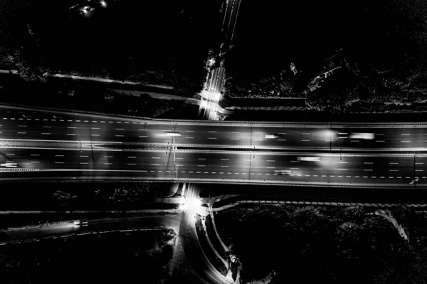 Hava manzaralı mükemmel gece yolu, gece trafiğinde en üst manzara. renk tonu etkisi. Siyah ve beyaz
