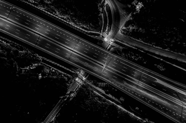 Hava manzaralı mükemmel gece yolu, gece trafiğinde en üst manzara. renk tonu etkisi. Siyah ve beyaz