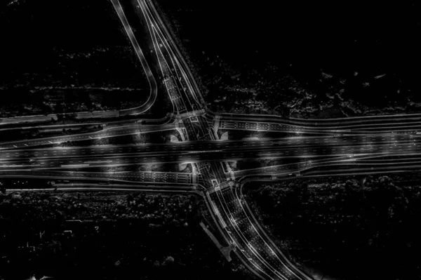 Gece vakti Megacity Karayolu 'nda Şangay' da hafif patikalar var. Siyah ve beyaz