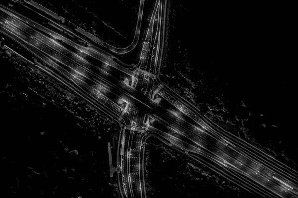 Gece vakti Megacity Karayolu 'nda Şangay' da hafif patikalar var. Siyah ve beyaz