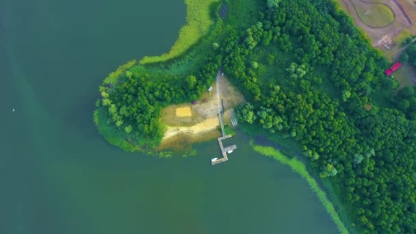 Эпический Вид Сверху Вниз Большое Озеро Чистой Голубой Водой Отражение — стоковое видео