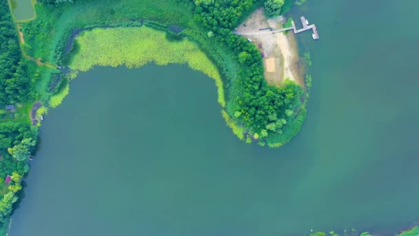Epic Top Vista Aérea Big Lake Con Agua Azul Claro — Vídeo de stock