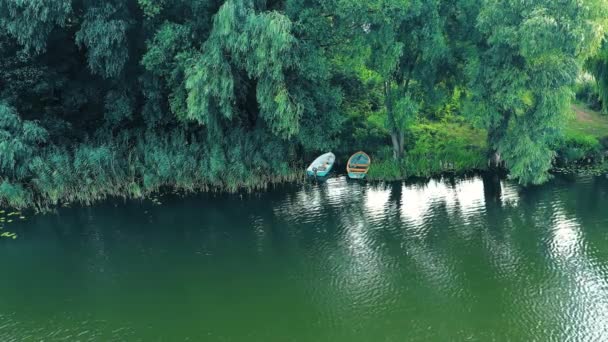 在空中看到一艘木船 船夫和他的乘客在碧绿的湖面上划着桨 高山湖上有一艘船的自然背景 有复制的空间 Idyllic Landscape — 图库视频影像