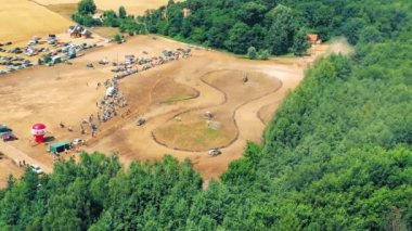 Geleneksel ralli Autocross Şampiyonası. Yarış arabası tehlikeli. Dik bir yarış pistine giriyor, etrafa saçılıyor, toz püskürtüyor. Aşırı ralli sürüş otomatiği. Hava görünümü