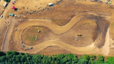 Otomotiv spor müsabakaları. Spor arabalar yarışıyor. Geleneksel rali. Yarış arabası dik bir viraja girer, etrafa saçılır, toz püskürtülür. Aşırı bir miting. Hava görünümü