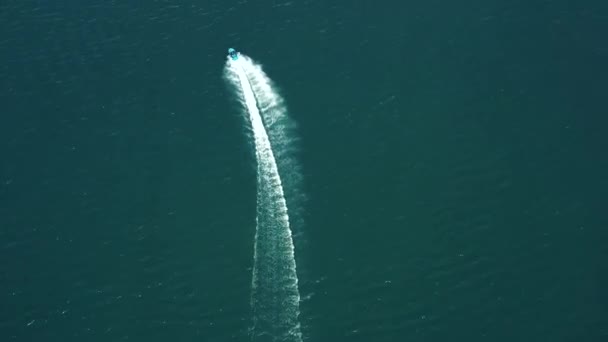 Люксовая Лодка Темного Цвета Быстрое Движение Синей Воде Вид Воздуха — стоковое видео