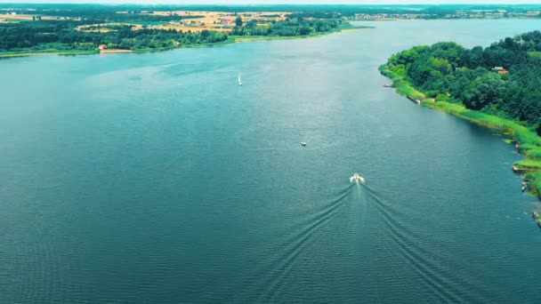 Weißes Segelboot Auf Dem Meer Freizeitsegeln Auf Blauem See Oder — Stockvideo