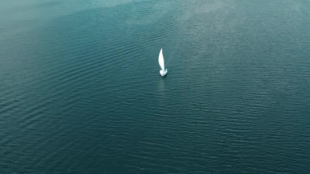 白色的帆船在海上航行 在地中海度过暑假的时候 在蓝色的湖面或海洋上畅游 在风帆推进的游艇周围盘旋的无人机 空中景观 — 图库视频影像